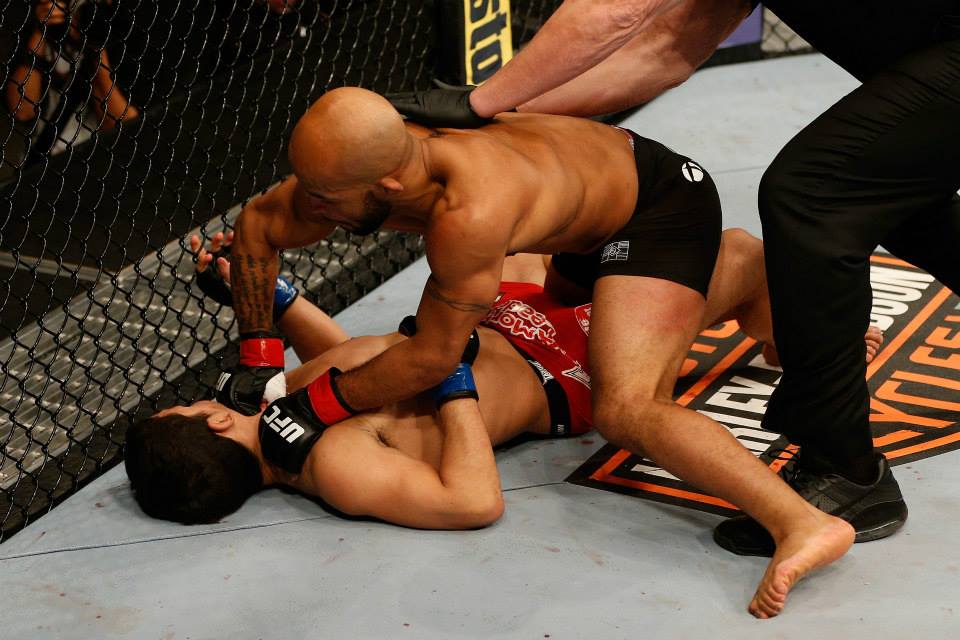Johnson pune Benavidez com socos em grande nocaute - Divulgação UFC/Josh Hedges