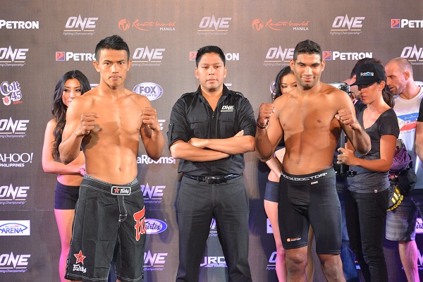 Herbert Burns (direita) é chamado as pressas e aceita desafio faltando 5 dias para o evento - Divulgação ONE FC