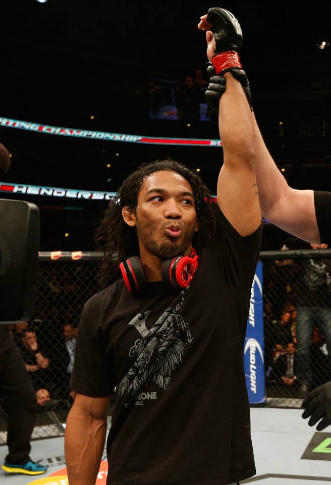 Benson Henderson vence em decisão dos juízes em luta muito disputada - Divulgação UFC/Josh Hedges