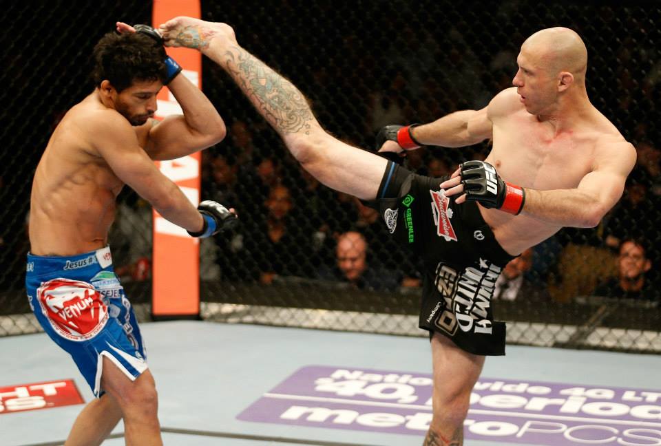 Chute alto de Cerrone levou Adriano Martins a nocaute - Divulgação UFC/Josh Hedges