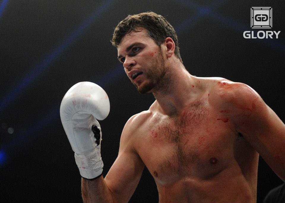 Artem Levin ainda é o primeiro colocado mesmo perdendo final de GP para Schilling - Divulgação GLORY/James Law
