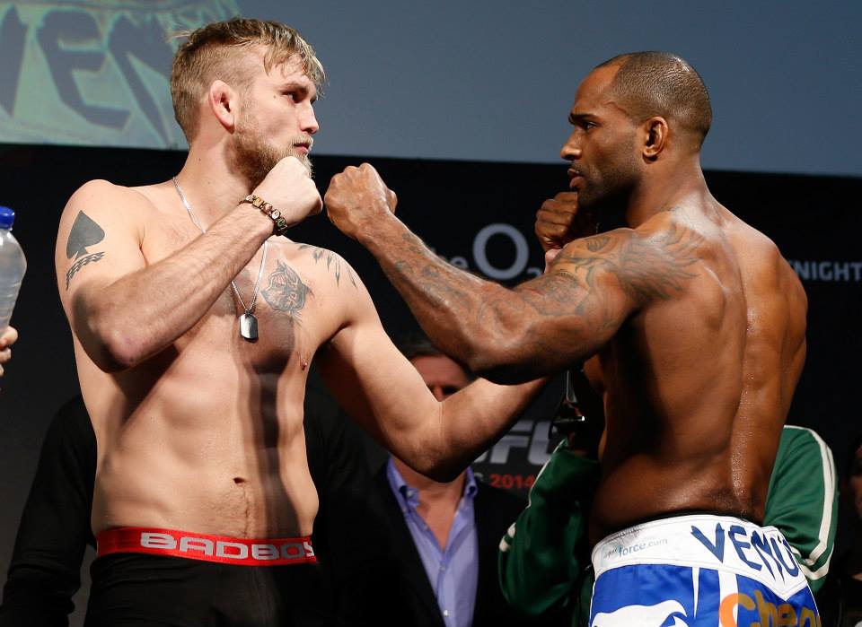 Alexander Gustafsson (esquerda) enfrenta invicto inglês Jimi Manuwa neste sábado - Divulgação UFC/Josh Hedges