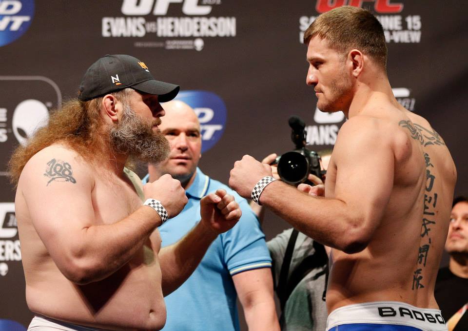 Miocic (direita) será o próximo adversário de Cigano - Divulgação UFC/Josh Hedges