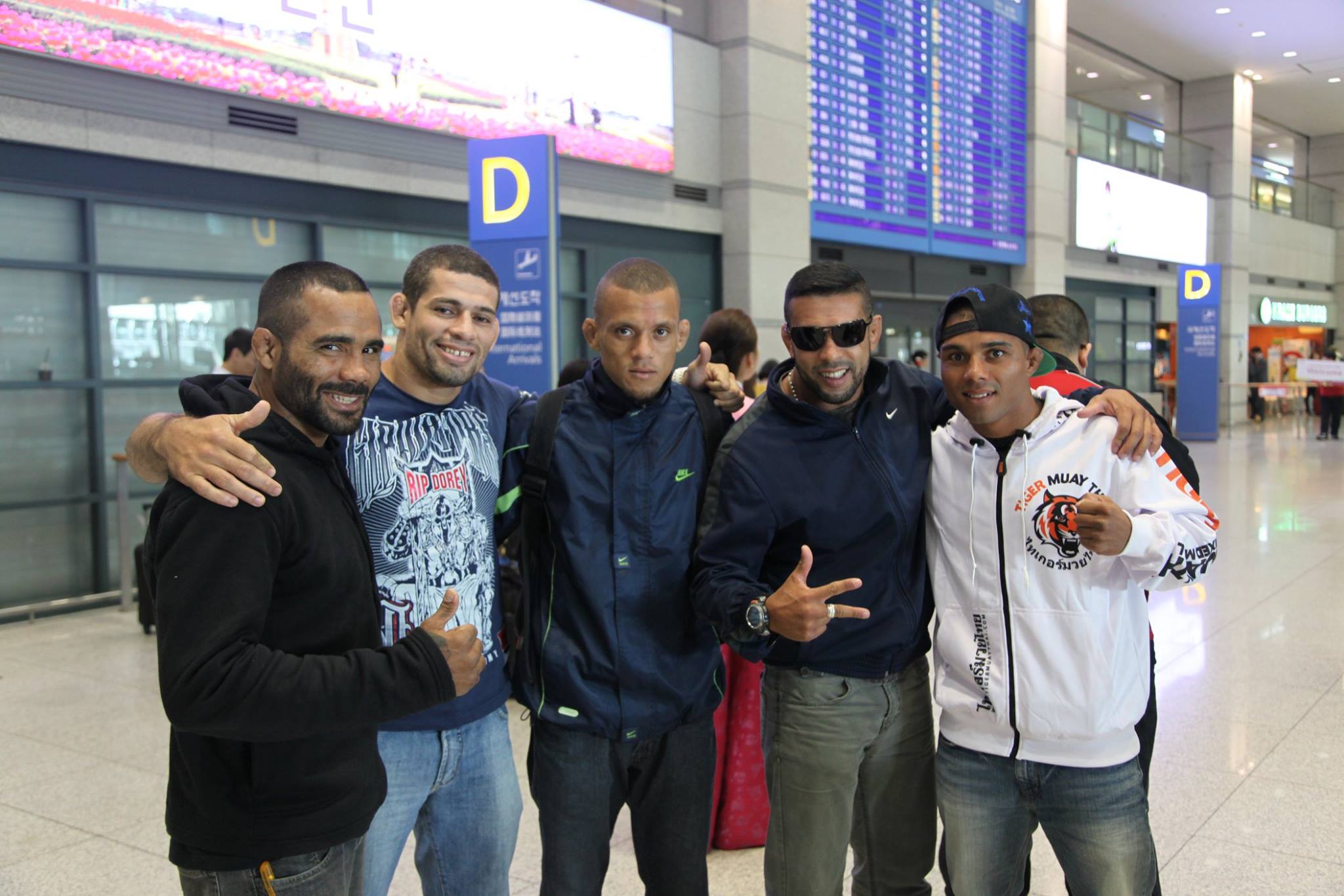 Lutadores brasileiros encaram desafios na Coréia do Sul - Divulgação ROAD FC