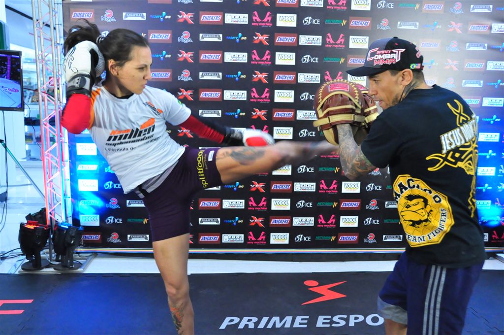 Kalindra Faria e astros de evento fazem primeiro treino aberto no Brasil - Divulgação XFC/Wayne Camargo