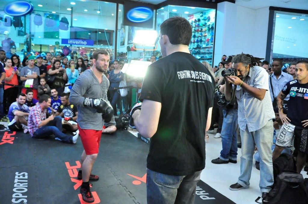 Público em Itaquera observa treino de Waylon Lowe - Divulgação XFC/Wayne Camargo