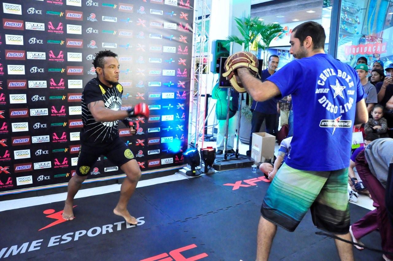 Astro de luta principal, Marcos Babuíno treina com seu técnico Diego Lima - Divulgação XFC/Wayne Camargo
