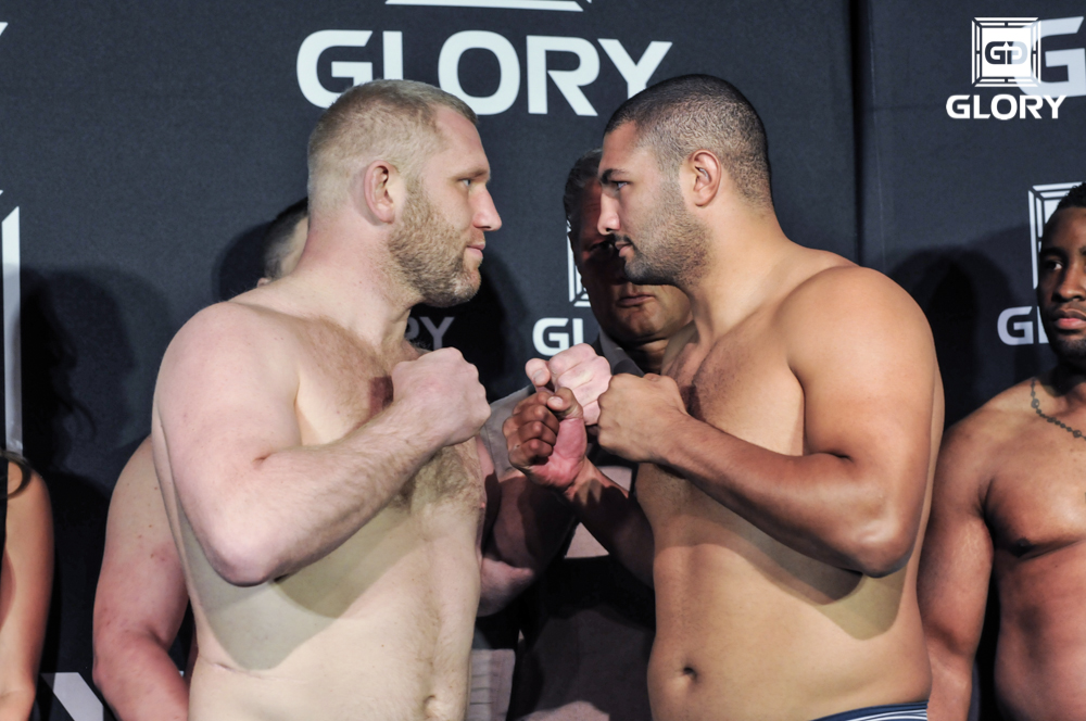 Sergey Kharitonov (esquerda) enfrenta lenda croata no GLORY - Divulgação GLORY/James Law