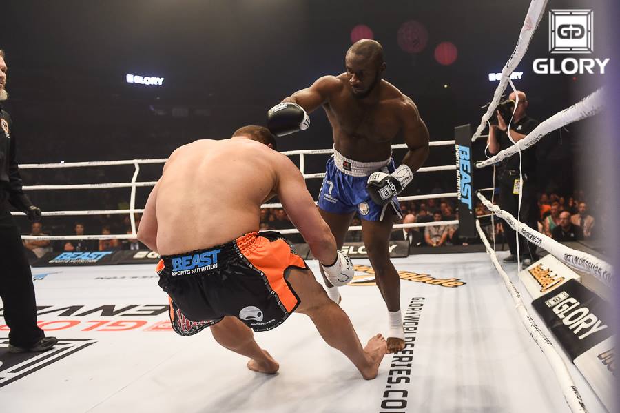 Mwekassa nocauteia Barry no primeiro round - Divulgação GLORY/James Law/Ryan Loco/Scott Hirano