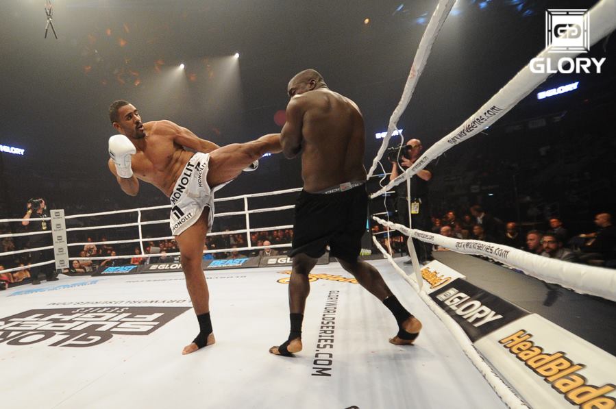 Adebuyi nocauteia Sam - Divulgação GLORY/James Law/Ryan Loco/Scott Hirano
