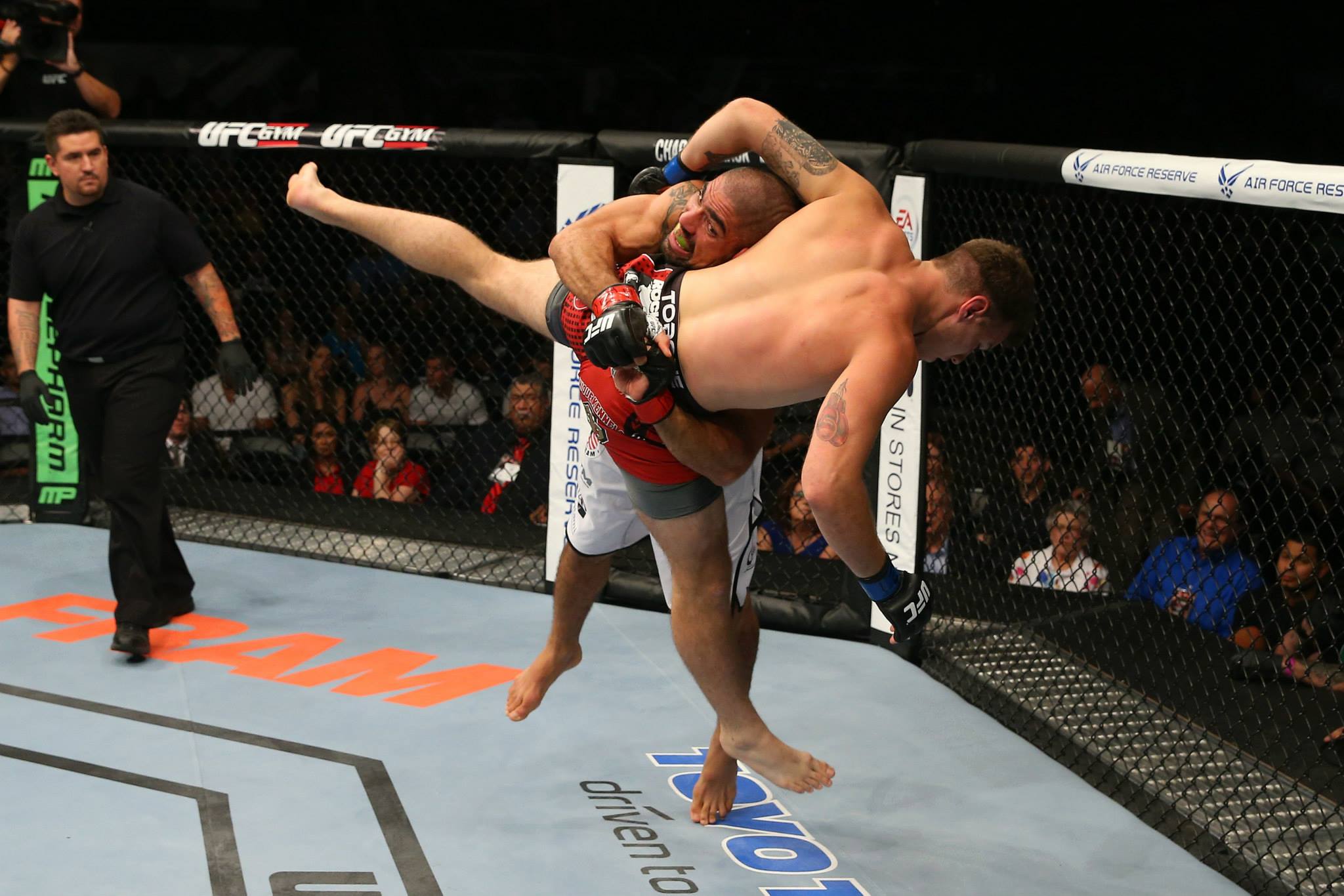 Marcelo Guimarães aplica bela queda em Enz - Divulgação UFC/Josh Hedges