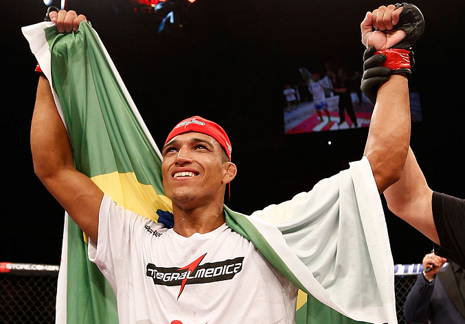 Charles conquista mais uma vitória e quer enfrentar americano - Divulgação UFC