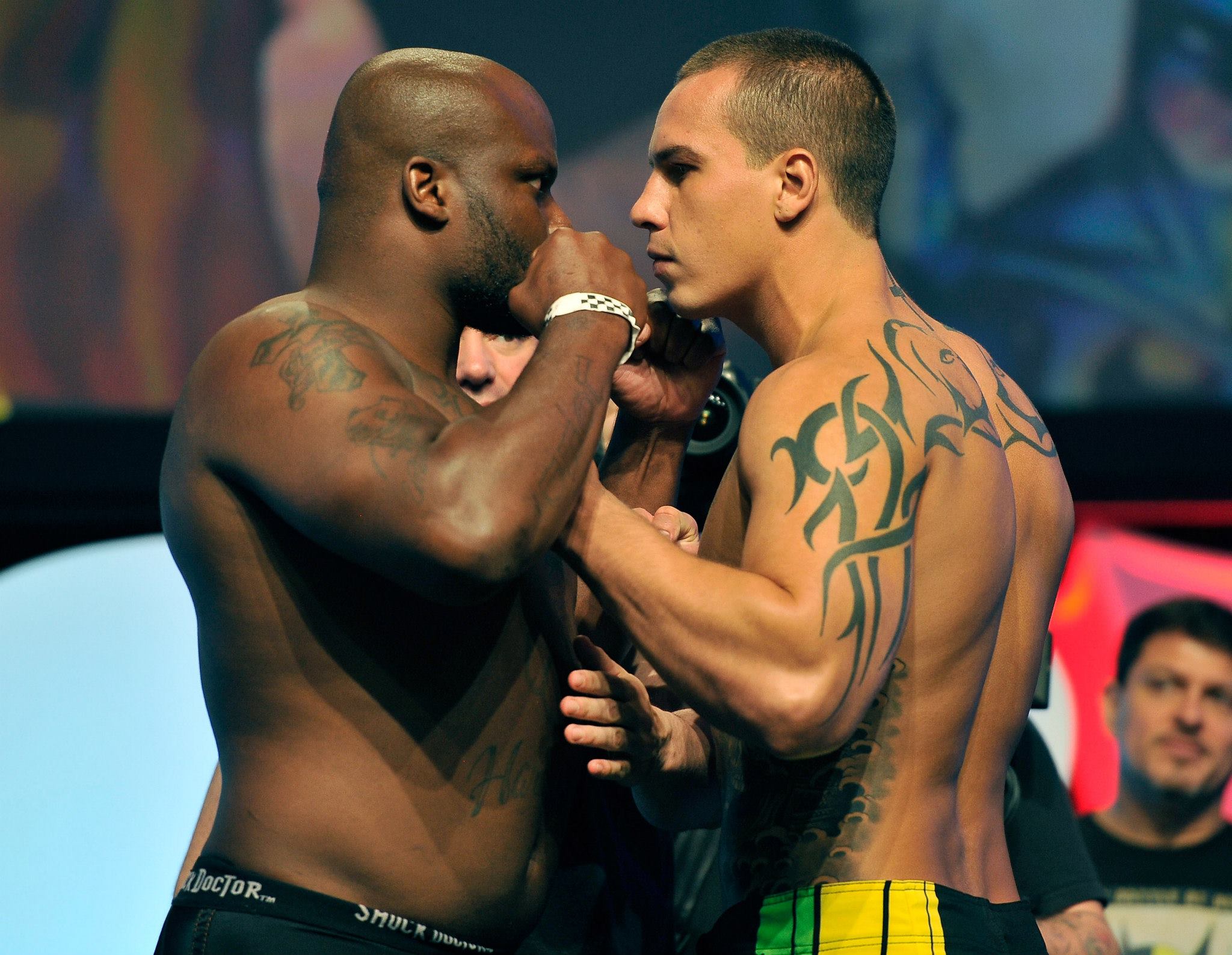 Guto Inocente (direita) tem encarada tensa com Lewis - Divulgação UFC/Josh Hedges