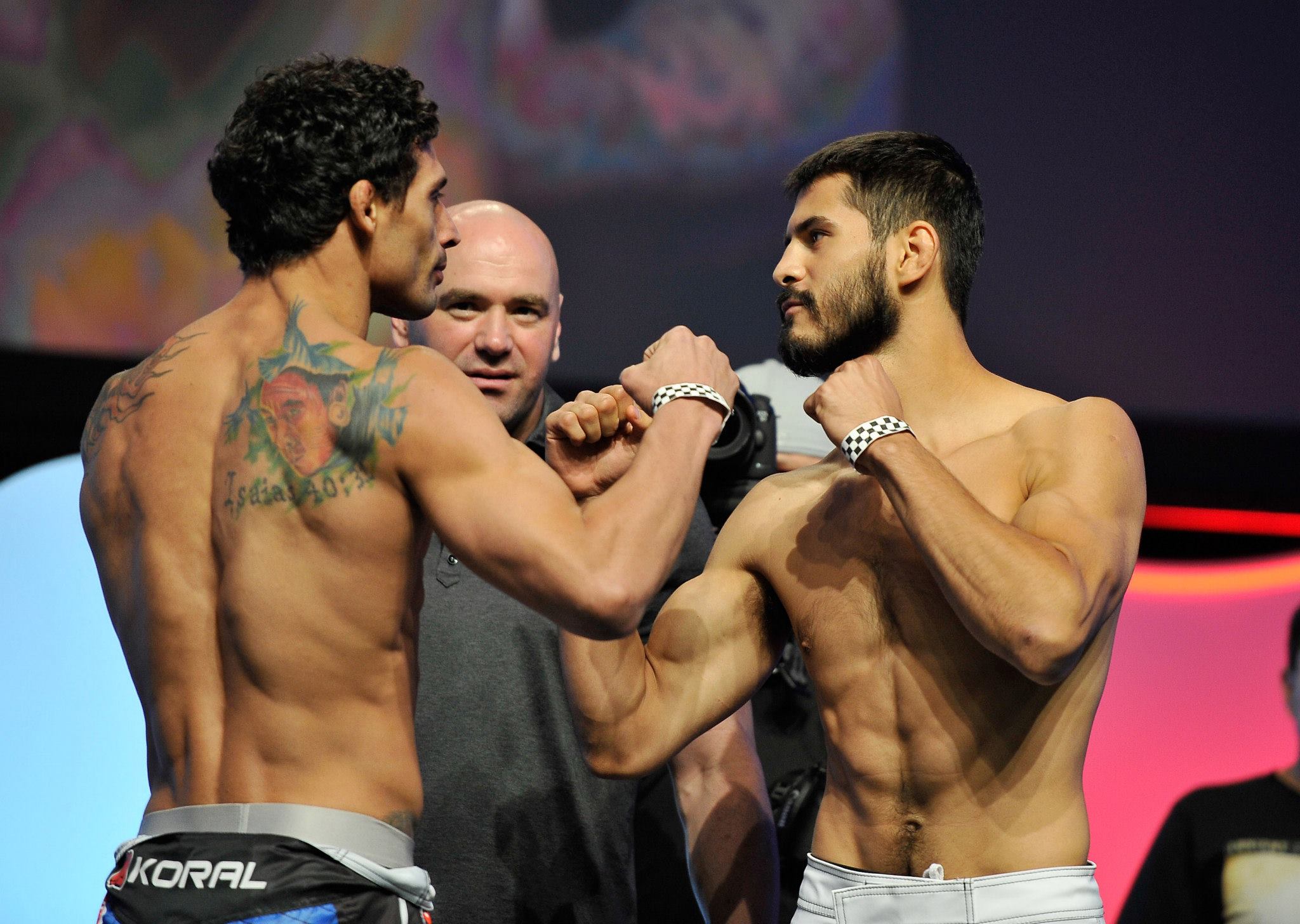 Adriano Martins encara Juan Manuel Puig - Divulgação UFC/Josh Hedges