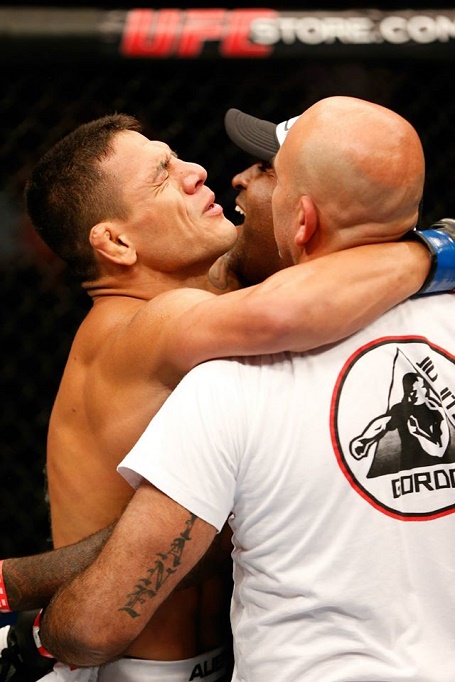 Brasileiro comemora resultado com equipe - Divulgação UFC/Josh Hedges