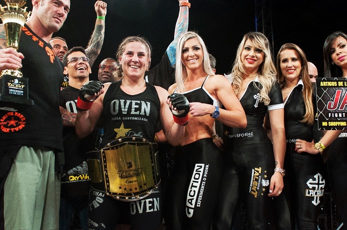 Jennifer Maia com o cinturão do evento - Divulgação Talent/Welington Borges