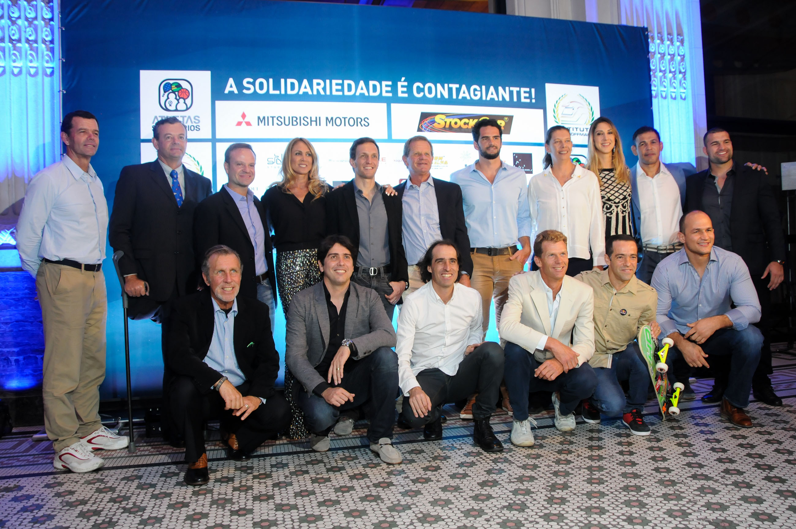 Atletas fizeram um leilão beneficente para ajudar instituição Ingo Hoffman que ajuda crianças - Divulgação/Duda Bairros