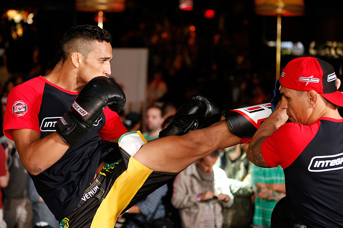 Do Bronx conta com ajuda de famoso treinador e amigo, Jorge Patino Macaco - Divulgação UFC/Josh Hedges