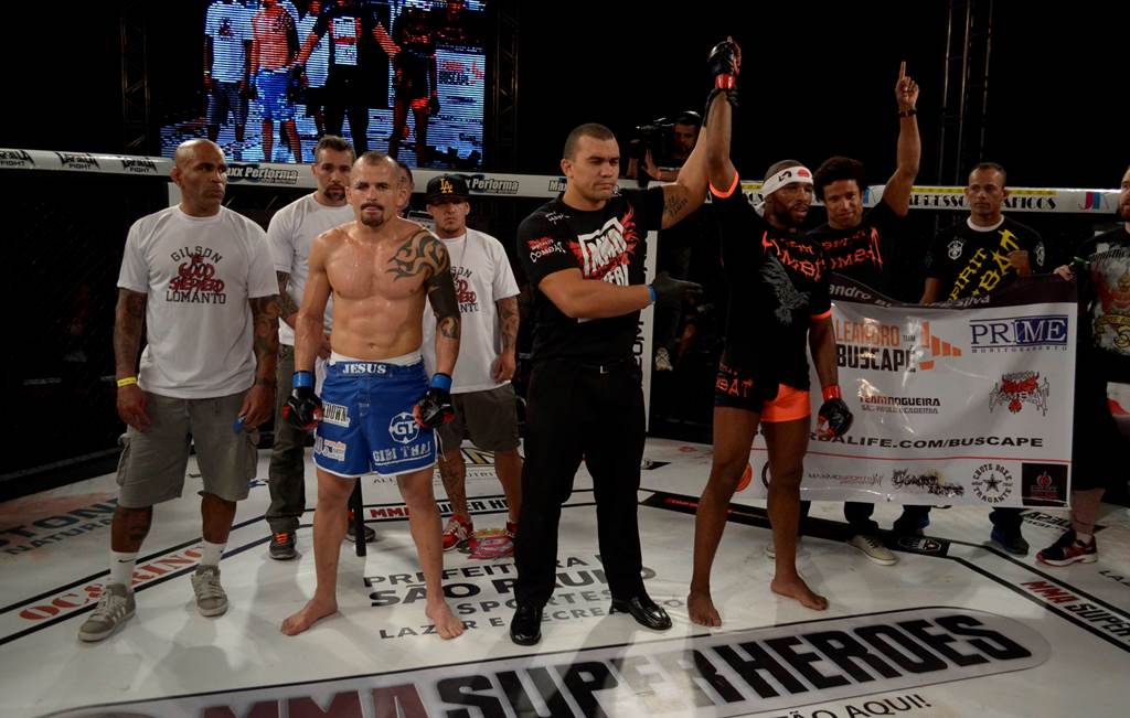 Buscape comemora vitória por nocaute no MMA Super Héroes - Divulgação MMA Super Héroes/Lourival Isaque
