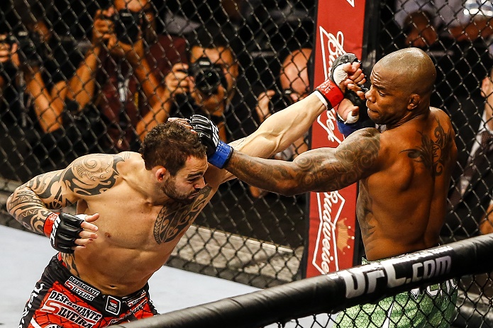 Santiago (esquerda) faz história no UFC com nocaute - William Lucas/Inovafoto
