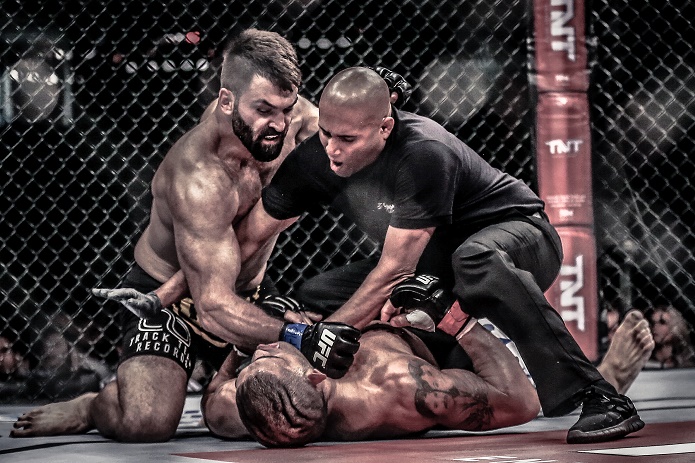 Arlovski nocauteia Pezão - Wagner Carmo/Inovafoto