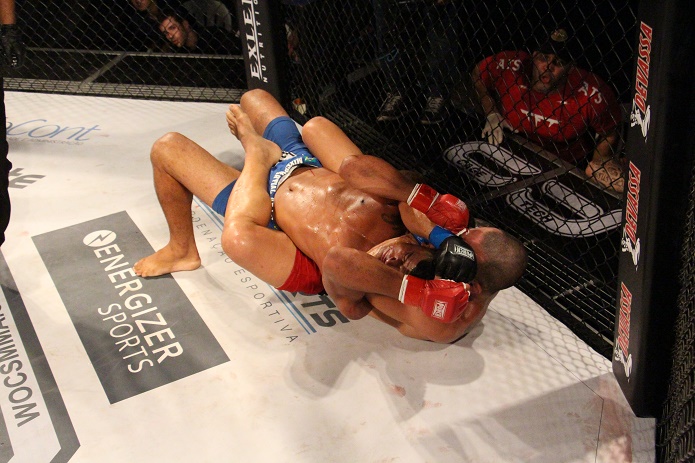André Tadeu finaliza adversário no WOCS - Divulgação WOCS/Leonardo Fabri