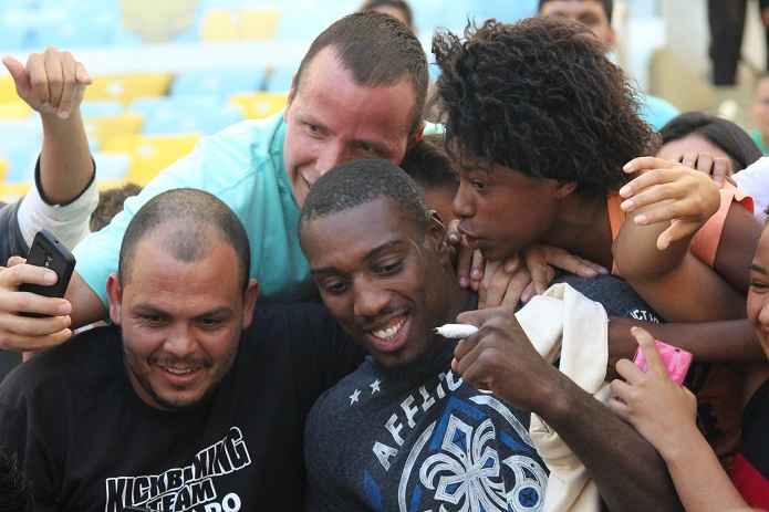 Torcida com Phil Davis - - Ana Carolina/Gazeta Press