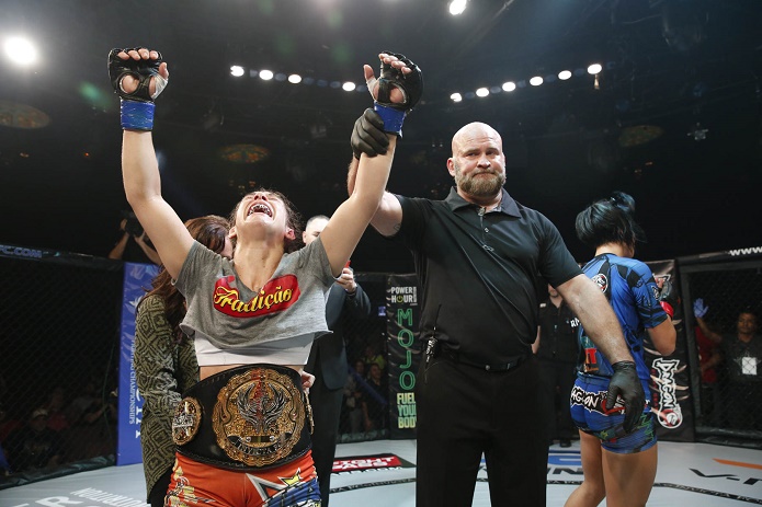 Brasileira surpreende e conquista cinturão inédito para o país no Invicta - Divulgação/Esther Lin