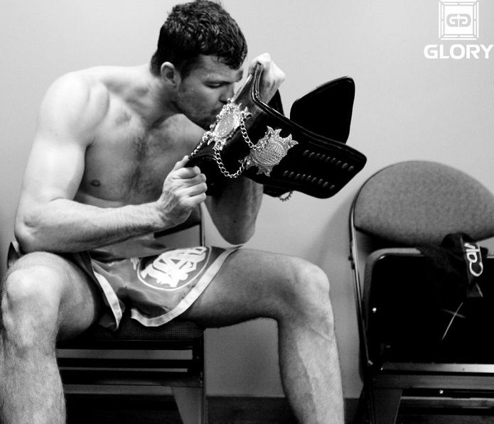 Artem Levin, conquista cinturão em duro GP - Divulgação GLORY/James Law