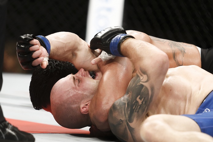 Barão finaliza e volta a vencer no UFC - Wander Roberto/Inovafoto