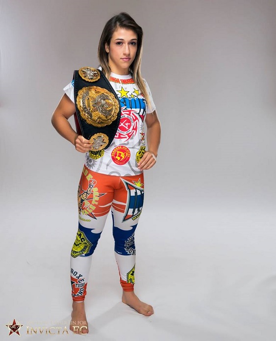 Atleta é campeã mundial peso átomo - Divulgação Invicta/Esther Lin