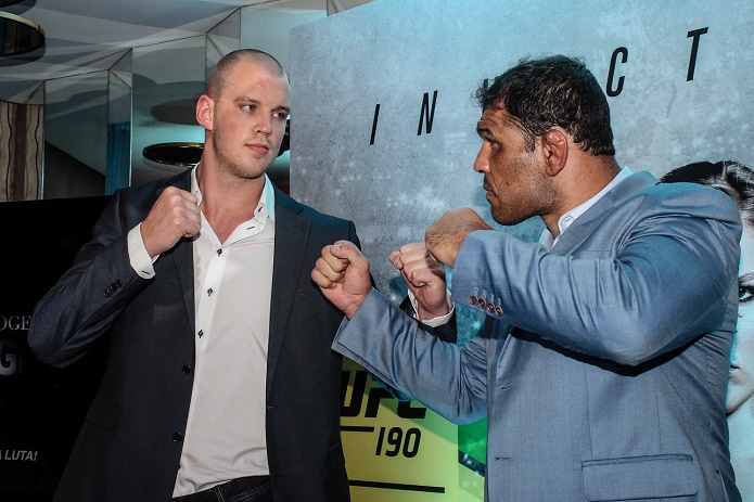 Lutadores se encaram em festa de divulgação do UFC 190 - Ana Carolina/Gazeta Press
