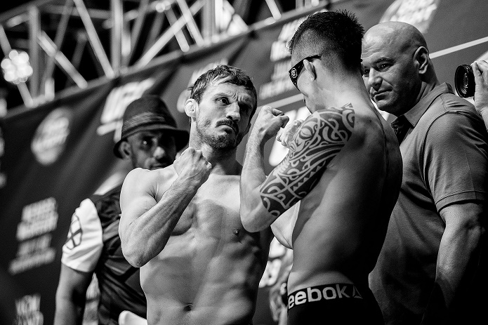 Thomas Almeida (direita) encara inglês no UFC 189 - Divulgação