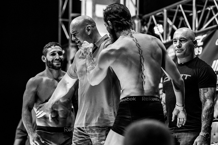 Mendes e McGregor discutem em pesagem - Divulgação