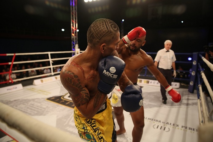 Em grande luta, Alex venceu Cezar no WGP Kickboxing - Divulgação/João da Hora