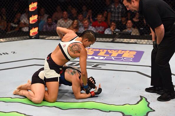 Amanda Nunes conquista importante vitória sobre Sara McMann - Divulgação UFC/Josh Hedges