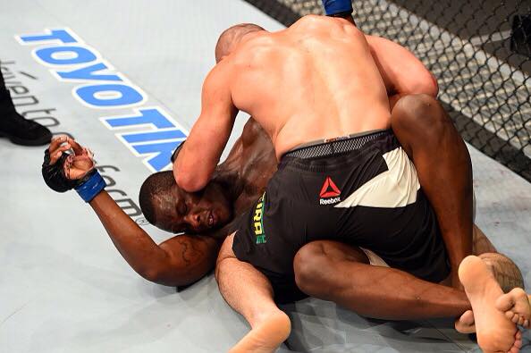 Glover Teixeira domina Ovince St.Preux no solo - Divulgação UFC/Josh Hedges
