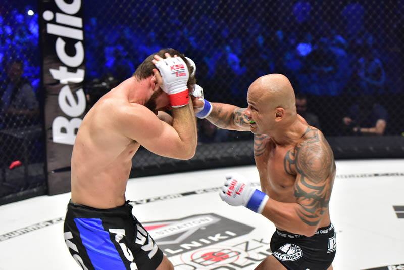 Maiquel Falcão usa punhos para nocautear americano - Divulgação
