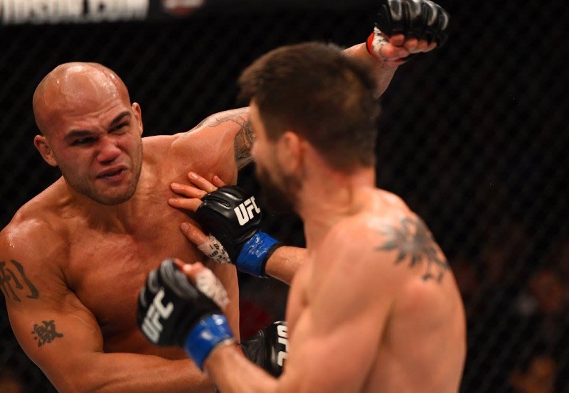 Robbie Lawler (esquerda) mantém cinturão no UFC - Divulgação