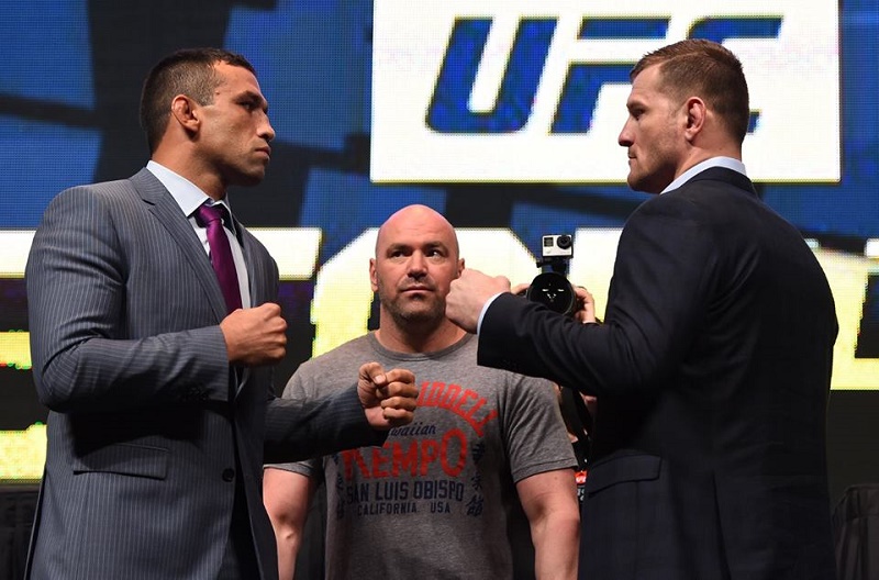 Werdum defende cinturão do UFC no Brasil em estádio de futebol - Divulgação