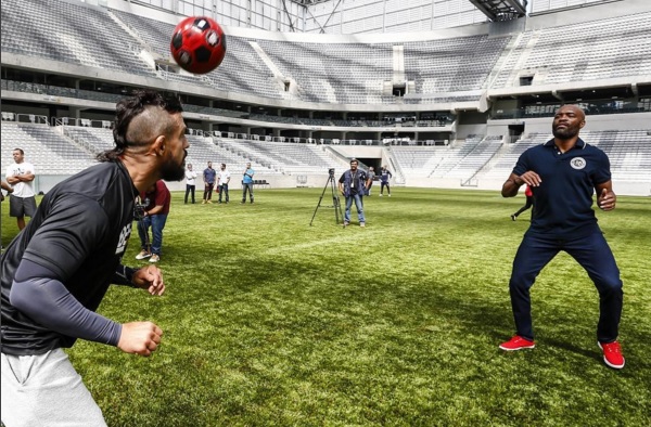 Lutadores se arriscam no futebol em visita a Arena da Baixada - Divulgação