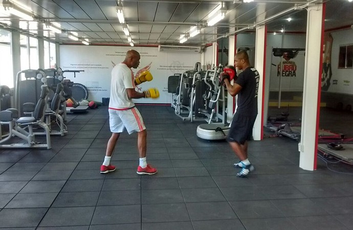 Lutador veste camisa do Flamengo em treino - Reprodução/Twitter