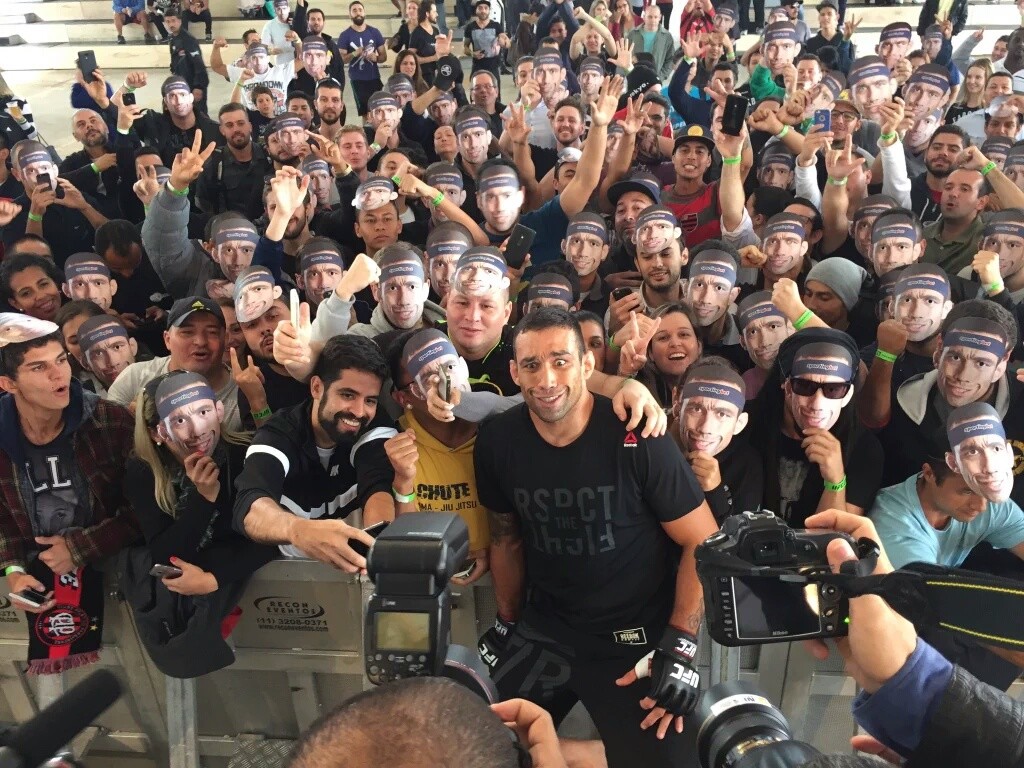Werdum tira selfie com fãs em Curitiba - Divulgação