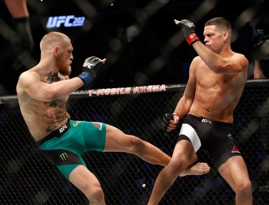 Conor surpreendeu Diaz com chutes baixos e knockdowns - Divulgação