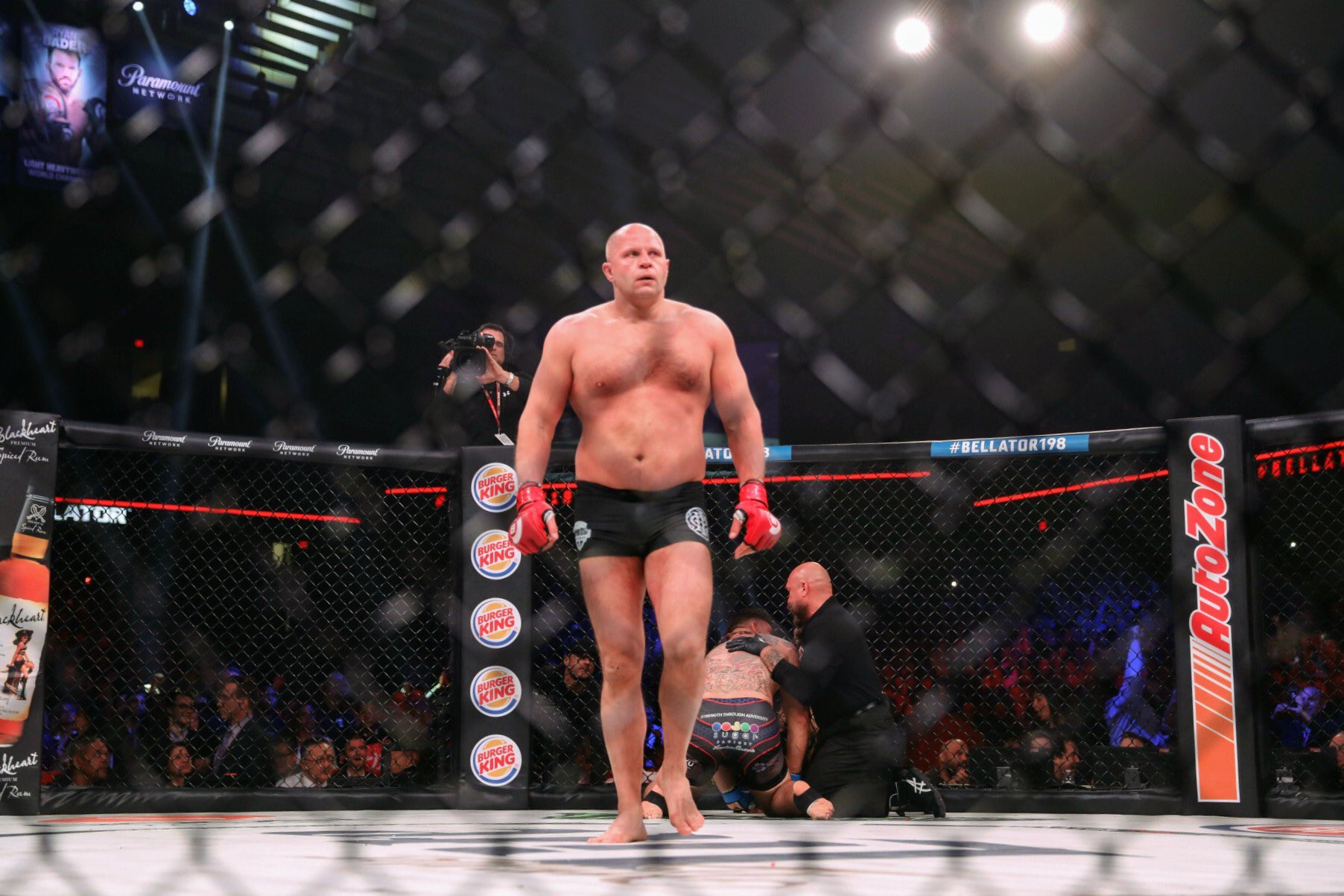 Fedor se recupera de knockdown e nocauteia ex-campeão em 48