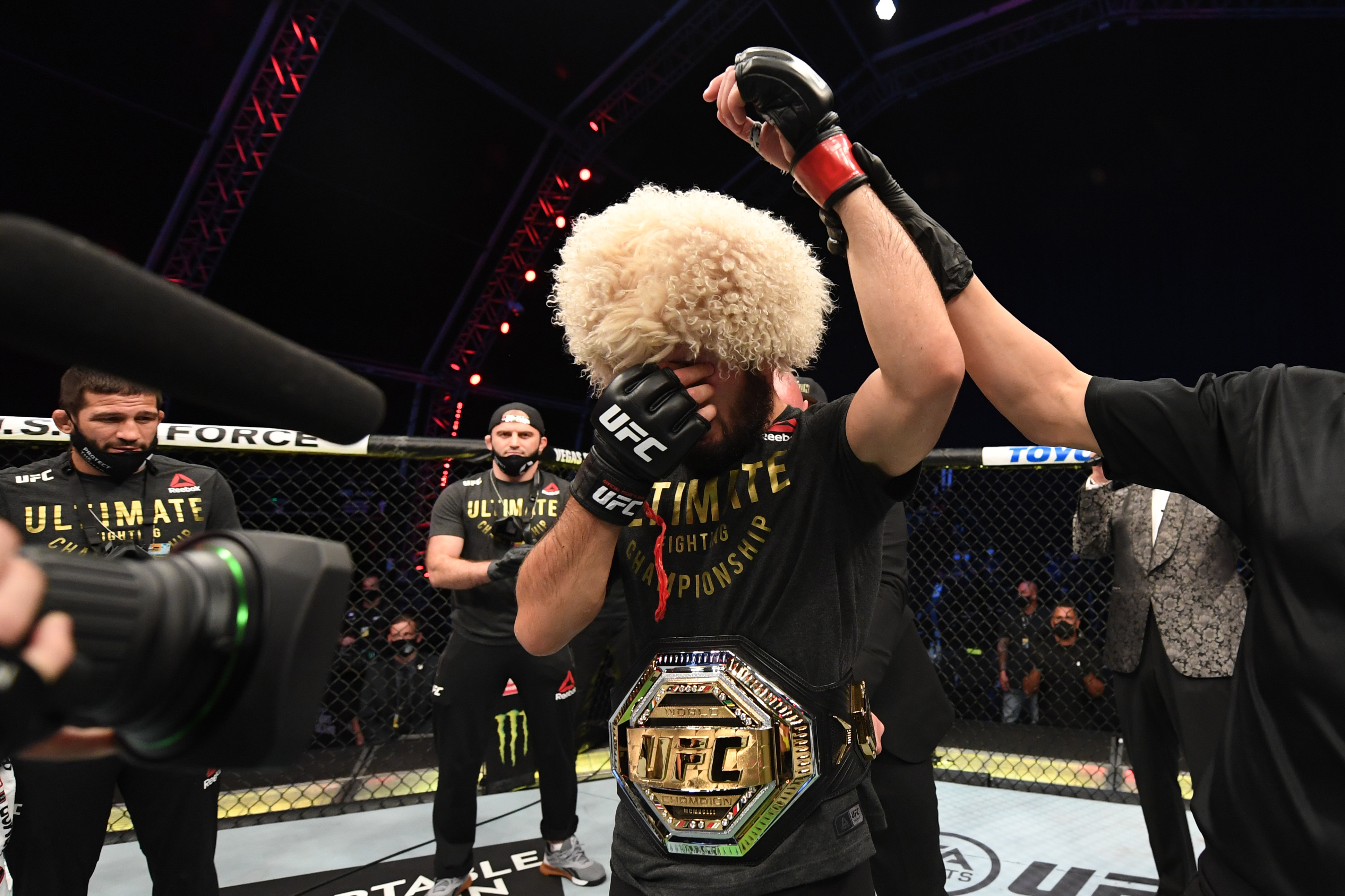 UFC não atende pedido de Khabib e mantém russo em segundo no