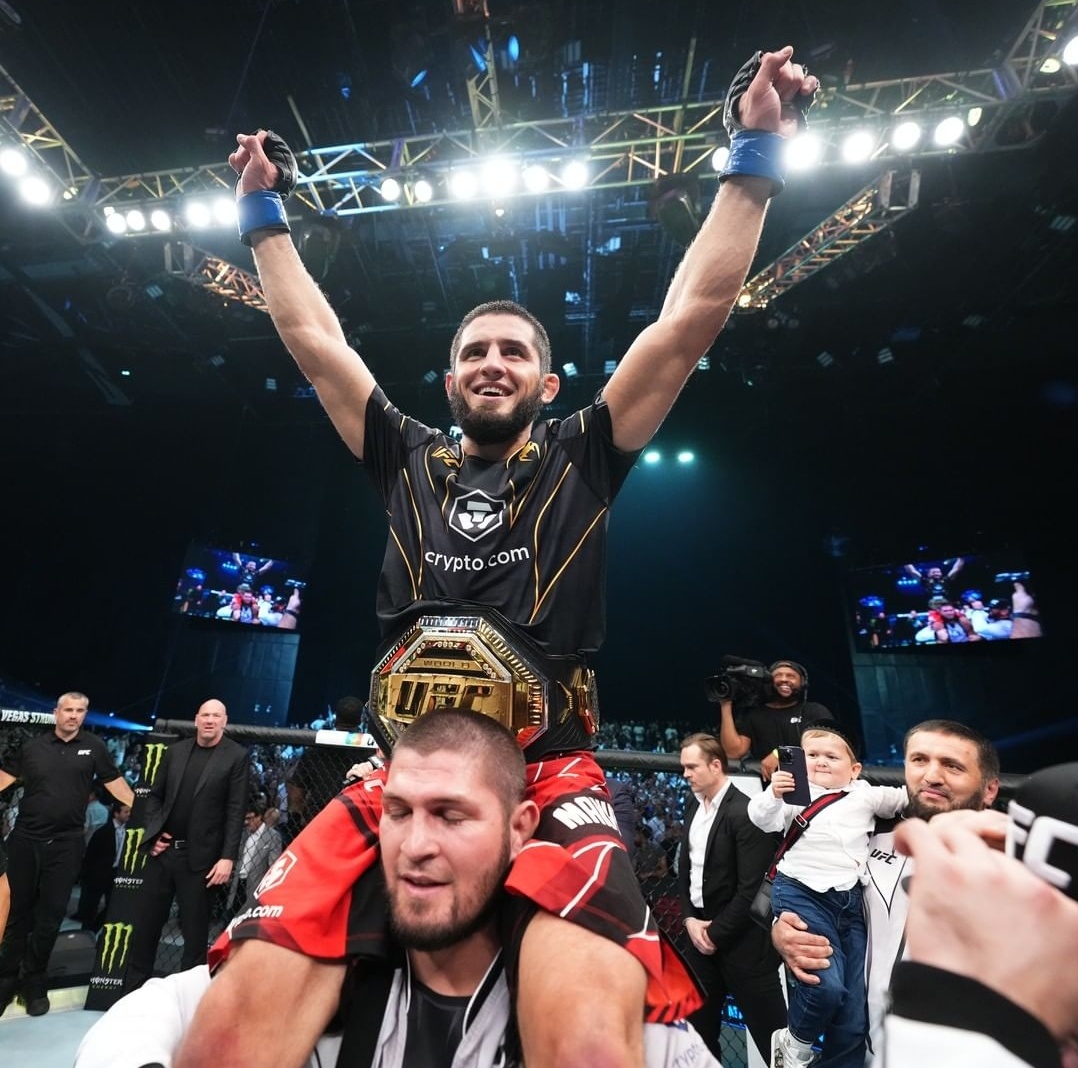 UFC 280: Makhachev finaliza Do Bronx e é campeão peso-leve